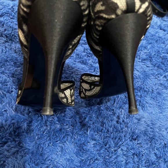 Stuart Weitzman Elegant Black and Cream Lace Heels - Picture 6 of 10